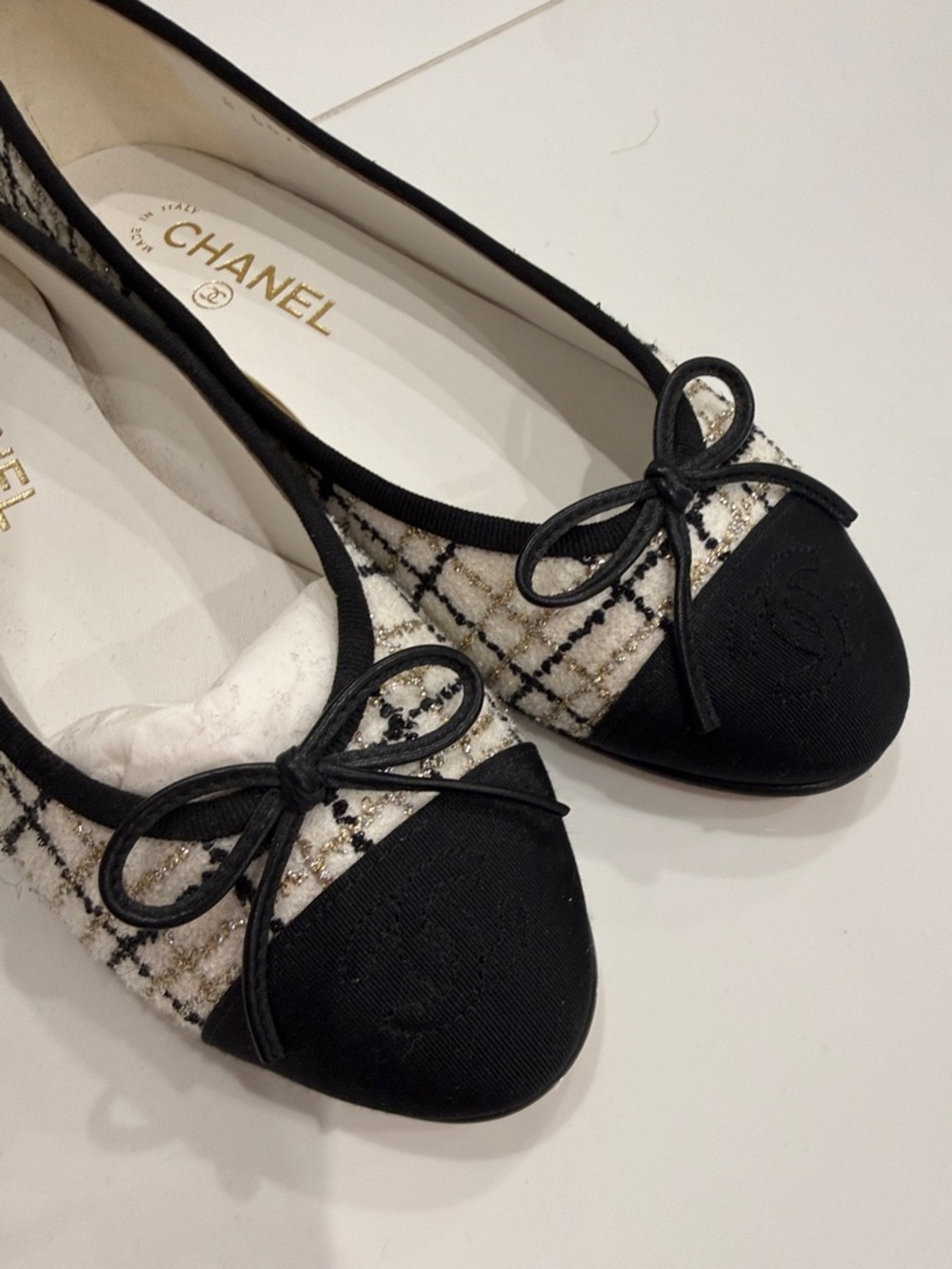 CHANEL Black and White Tweed Cap-Toe Ballet Flats. Size 37 never worn. - Picture 4 of 4